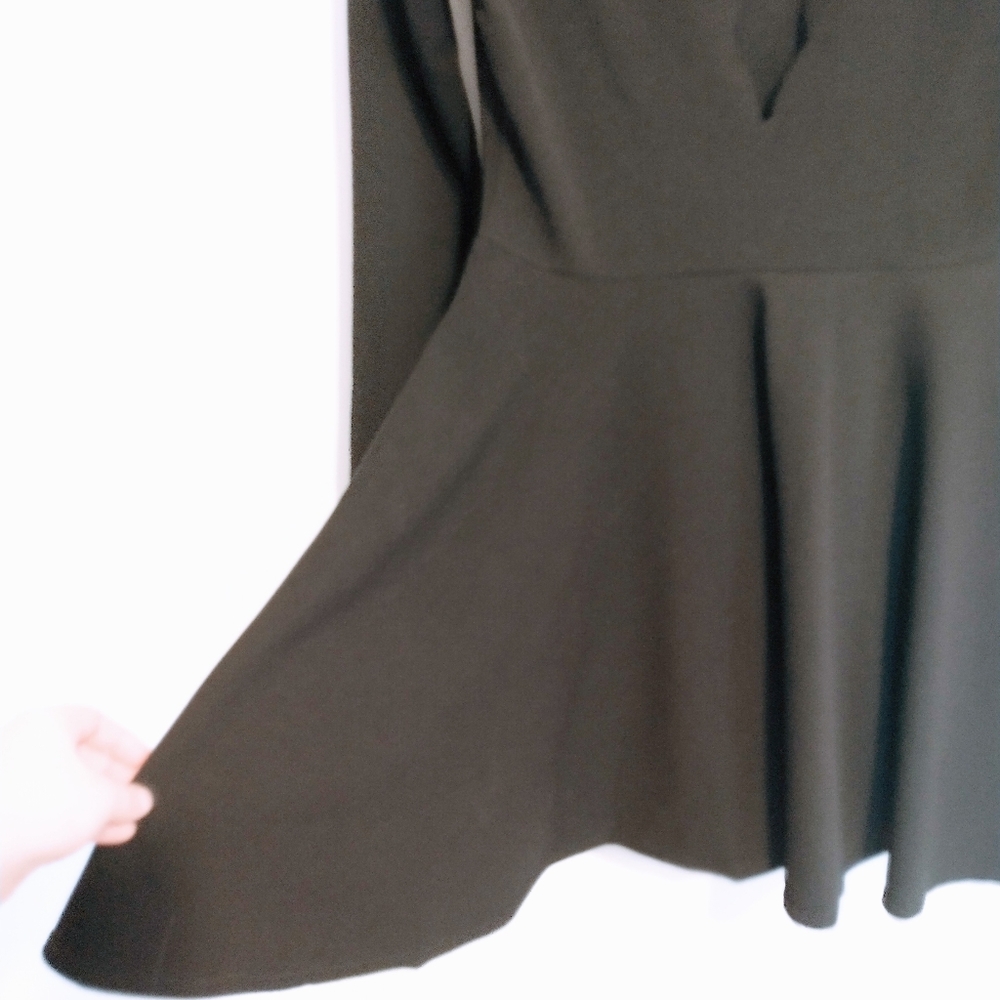 Scalloped fit and flare boohoo dress - Picture 3 of 5